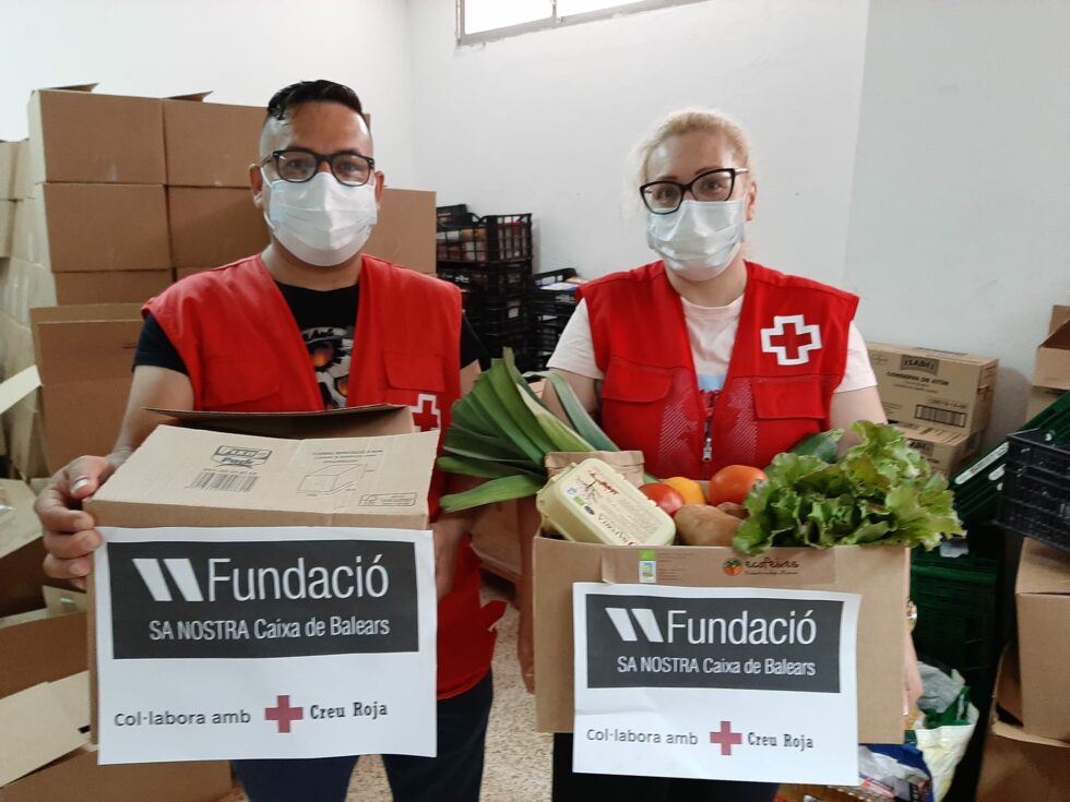 Entrega-con-Cruz-Roja-en-Ibiza-980×735